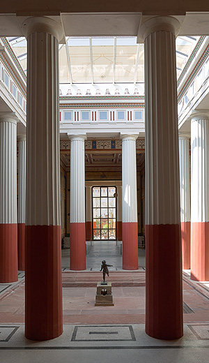 Picture: Pompeiianum, Atrium (columned hall)