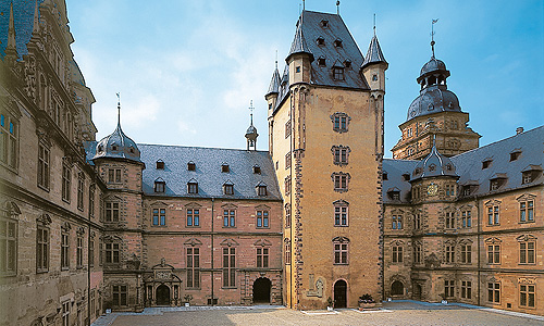 externer Link zum Schlosshof in Schloss Johannisburg