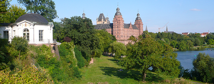 Bild: Schlossgarten mit Frühstückstempel und Schloss Johannisburg