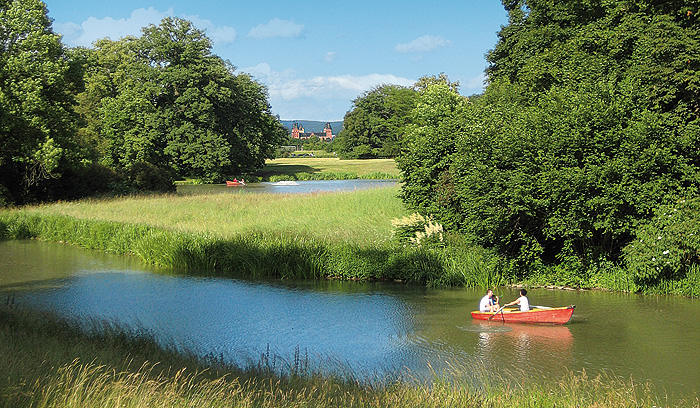 Bild: Park Schönbusch, im Hintergrund Schloss Johannisburg